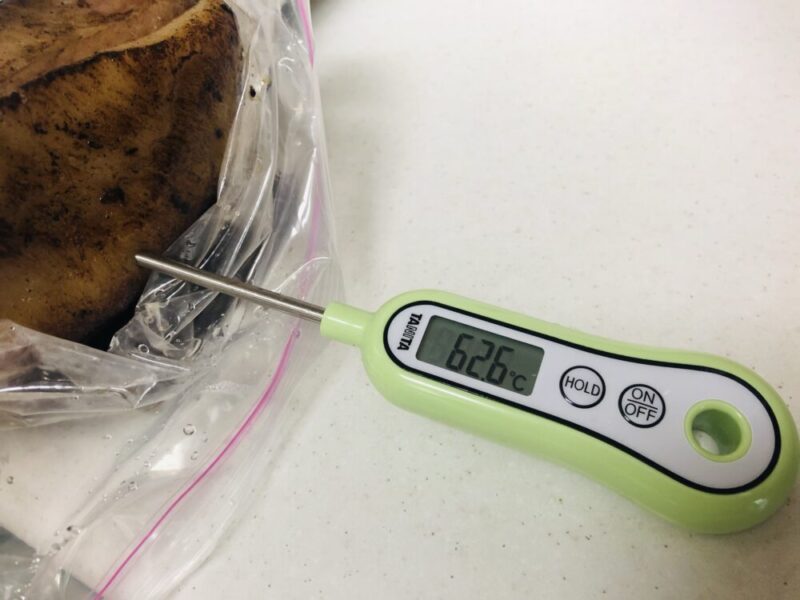 ローストポーク肉の中心温度を測っている様子の写真