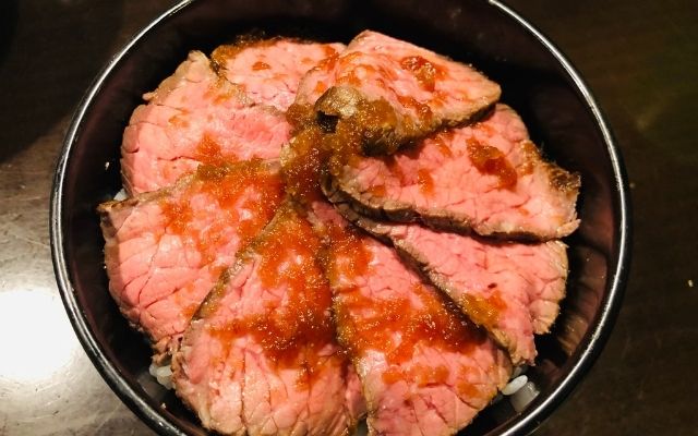 ボニークで作った肉が柔らかジューシーそうなローストビーフ丼の写真